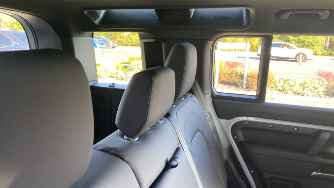 Land Rover Defender 3.0 D250 X-Dynamic SE 110 5dr Auto Diesel Estate - Image 33